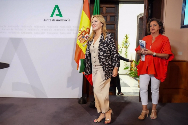 La consejera de Economía, Hacienda y Fondos Europeos y portavoz del Gobierno, Carolina España,(i) acompañada por la consejero de Sostenibilidad, y Medio Ambiente, Catalina García (FRANCISCO J. OLMO/ EUROPA PRESS)