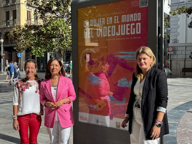 Teresa Illescas, Encarnación González y Carmen Gómez junto a los mupis (JUNTA) Teresa Illescas, Encarnación González y Carmen Gómez junto a los mupis (JUNTA)
