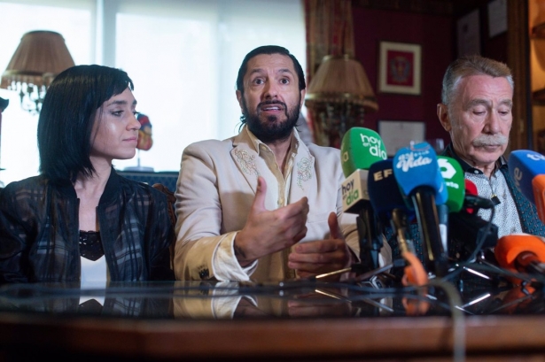 La mujer de Rafael Amargo, Luciana Bongianino; el bailaor Rafael Amargo y su abogado Marcos García Montes, durante una rueda de prensa tras ser absuelto (GUSTAVO VALIENTE / EUROPA PRESS) La mujer de Rafael Amargo, Luciana Bongianino; el bailaor Rafael Amargo y su abogado Marcos García Montes, durante una rueda de prensa tras ser absuelto (GUSTAVO VALIENTE / EUROPA PRESS)