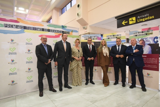 Foto de familia de los premiados (DIPGRA)