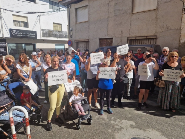 Concentración ante el centro de salud de Fuente Vaqueros (AYUNTAMIENTO) Concentración ante el centro de salud de Fuente Vaqueros (AYUNTAMIENTO)