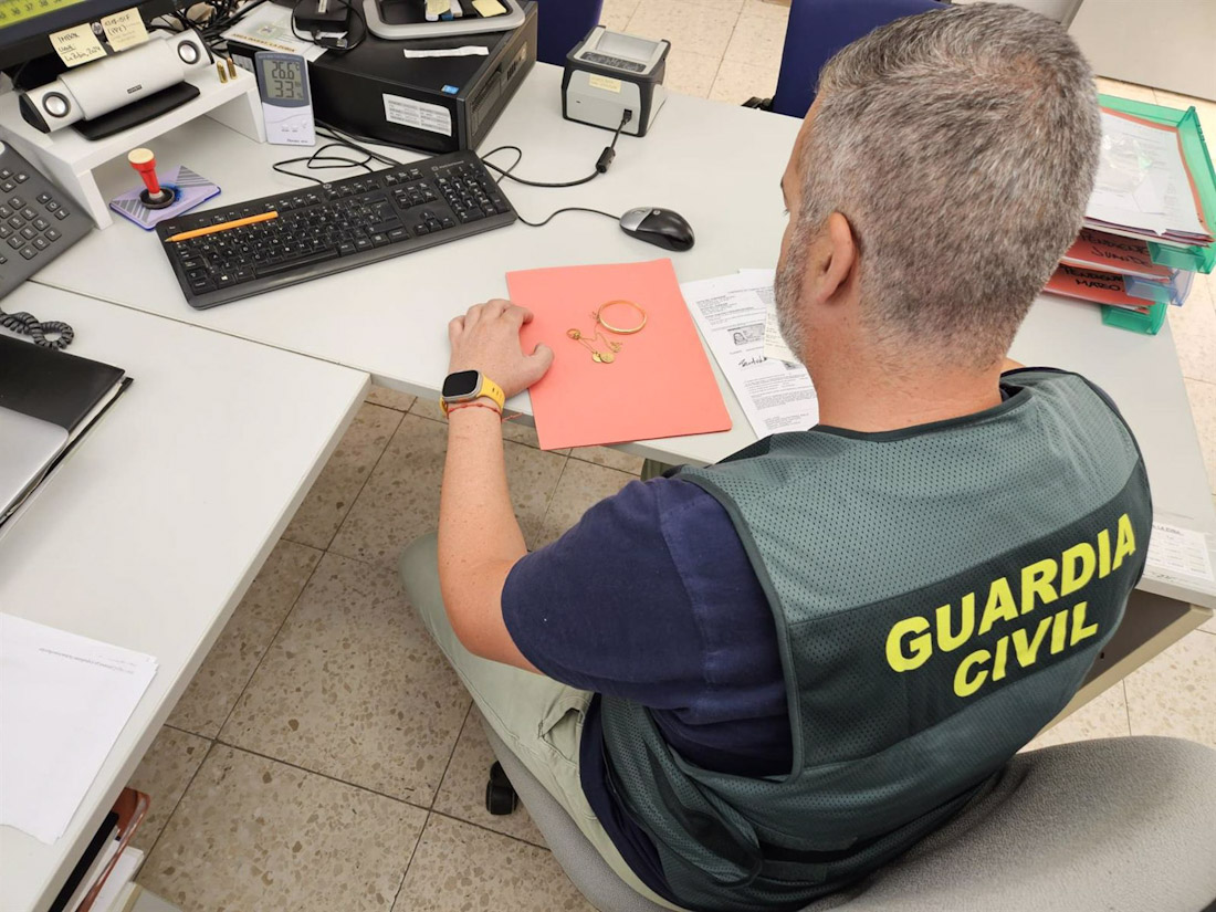 Agente de la Guardia Civil en labores de investigación, en imagen de archivo (GUARDIA CIVIL)