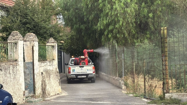 Labores de fumigación en Pinos Puente. Archivo (AYUNTAMIENTO DE PINOS PUENTE) Labores de fumigación en Pinos Puente. Archivo (AYUNTAMIENTO DE PINOS PUENTE)