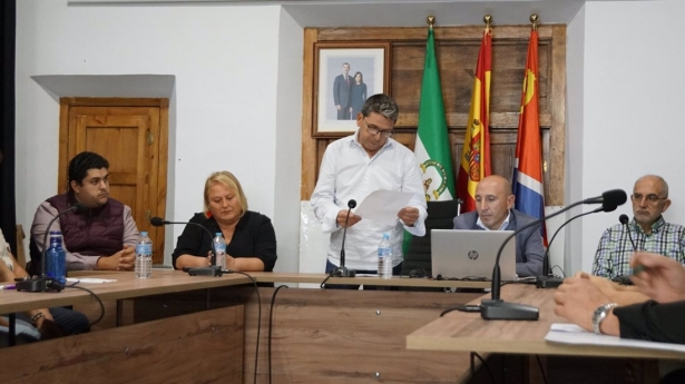 La nueva alcaldesa de Cenes de la Vega, Monsterrat Muñoz, a la derecha de su antecesor, Juan Ramón Castellón (AYUNTAMIENTO CENES DE LA VEGA)