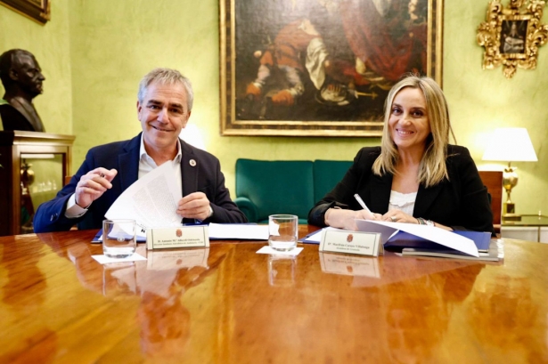 Firma de la adhesión (AYTO. GRANADA)