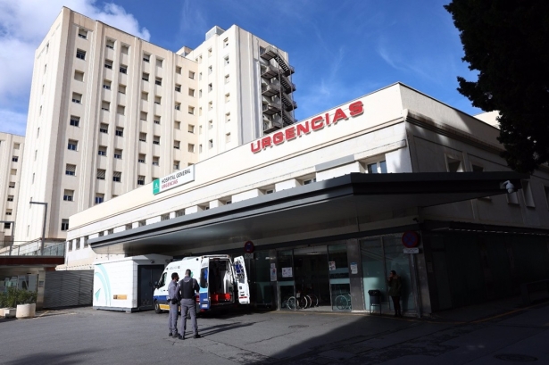 Acceso a las Urgencias del Hospital General del Virgen de las Nieves, en imagen de archivo (HOSPITAL VIRGEN DE LAS NIEVES)