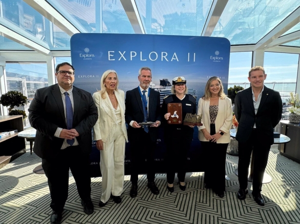 Recepción al buque de lujo Explora II con el presidente de la Autoridad Portuaria de Motril, José García Fuentes (3i) (AUTORIDAD PORTUARIA) Recepción al buque de lujo Explora II con el presidente de la Autoridad Portuaria de Motril, José García Fuentes (3i) (AUTORIDAD PORTUARIA)