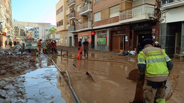 Los bomberos del Consorcio Provincial de Granada trabajan en la provincia de Valencia en las tareas de achique de aguas tras la DANA (DIPUTACIÓN DE GRANADA)
