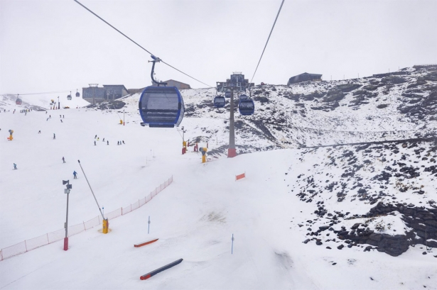 Esquiadores en la estación de esquí de Sierra Nevada a principios de año (ÁLEX CÁMARA - EUROPA PRESS)