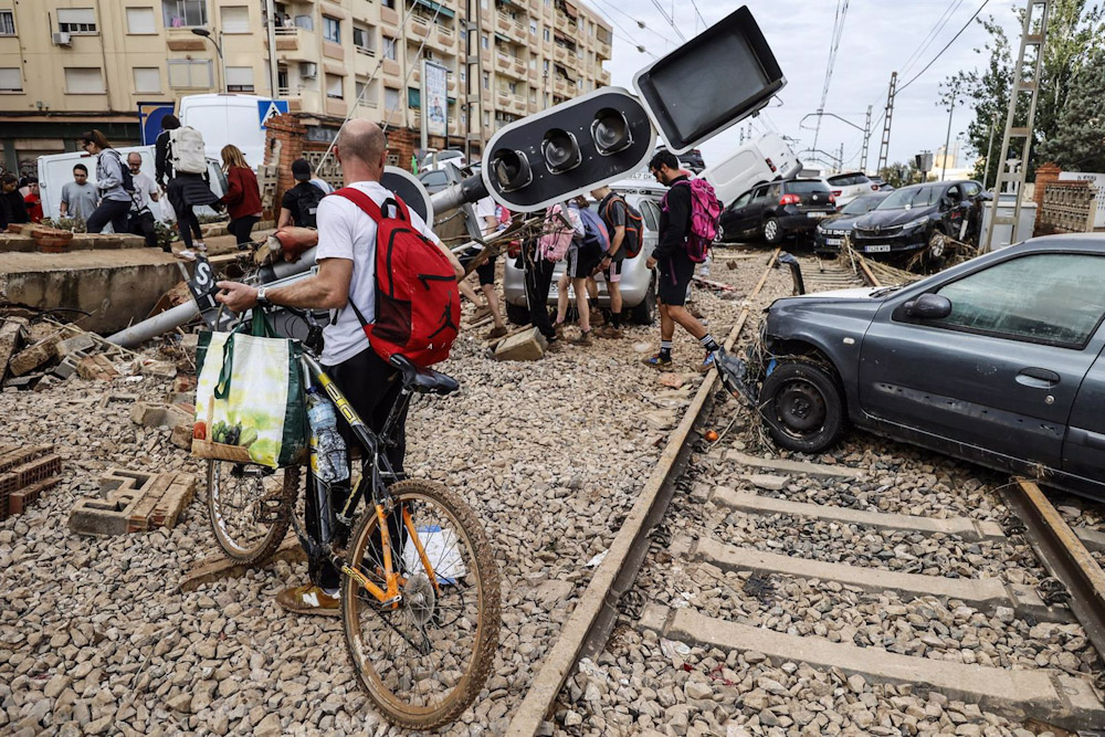 Varias personas ayudan en las labores de limpieza en Sedaví, a 31 de octubre de 2024, en Valencia, Comunidad Valenciana (ROBER SOLSONA - EUROPA PRESS)