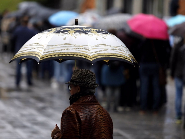 Una mujer se protegue de la lluvia con un paraguas (EUROPA PRESS)