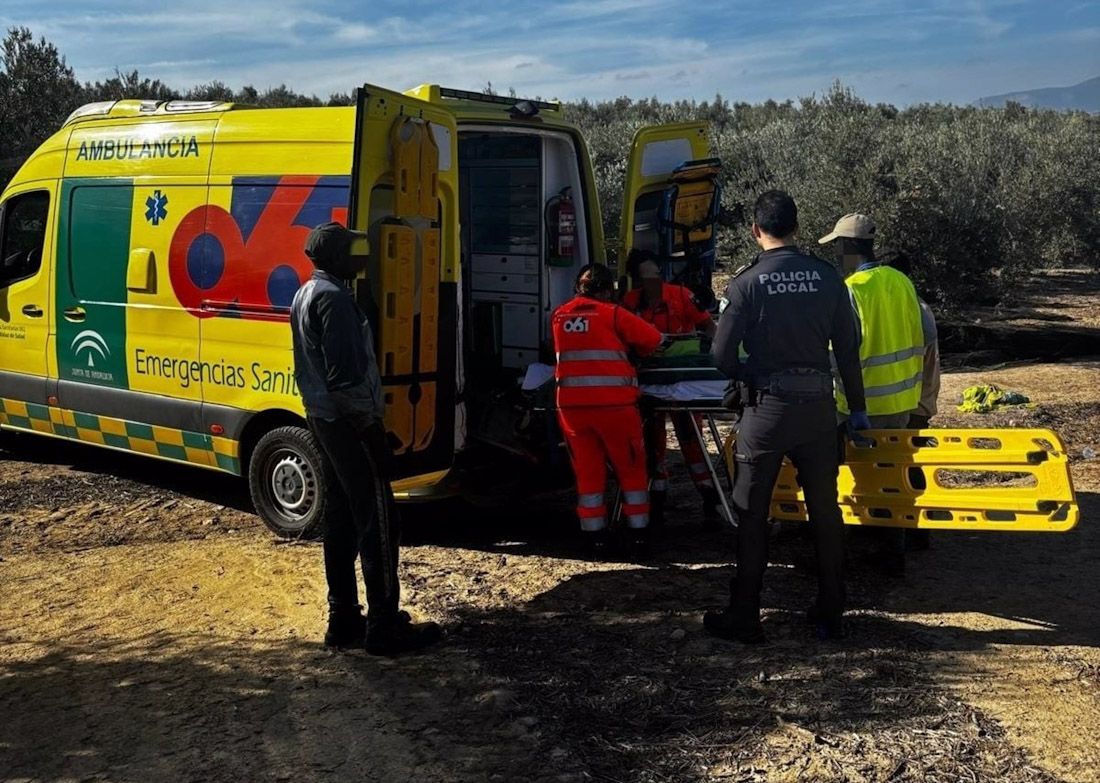 Actuación del 061 en la finca agrícola tras el atropello de una trabajadora (PERFIL DE LA POLICÍA LOCAL)