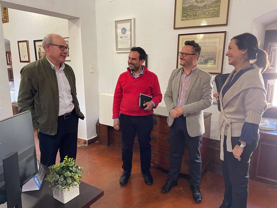 l rector de la UGR, Pedro Mercado, primero por la derecha en la imagen, con miembros de su equipo en el Rectorado este lunes (UGR)
