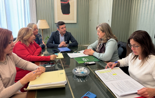 Entrega del proyecto de presupuestos a los grupos de la oposición (AYTO. GRANADA) Entrega del proyecto de presupuestos a los grupos de la oposición (AYTO. GRANADA)