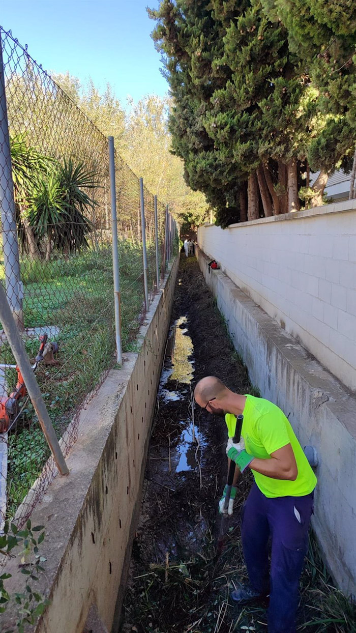 Labores de limpieza antes de la llegada de la DANA en Salobreña (AYUNTAMIENTO)