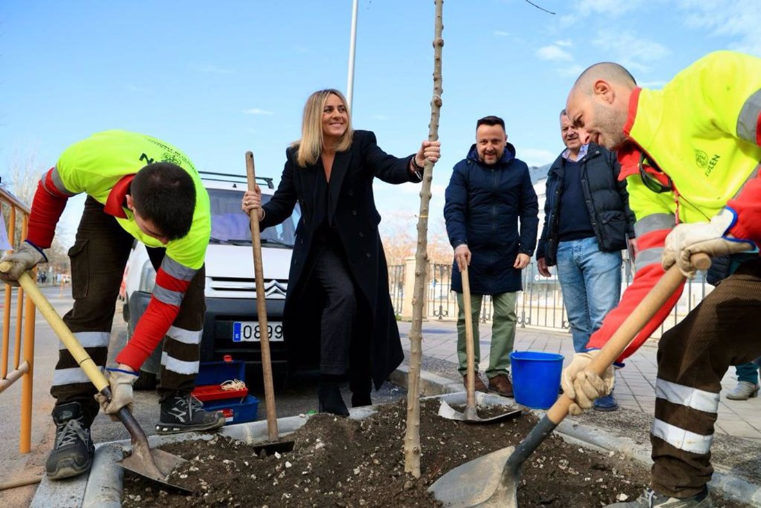 La alcaldesa de Granada, Marifrán Carazo, durante una plantación de árboles en la ciudad, en imagen de archivo con el concejal de Mantenimiento, Francisco Almohalla, a su izquierda (AYUNTAMIENTO DE GRANADA)