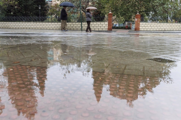 Calles de Granada con alerta naranja por las inclemencias del tiempo (ÁLEX CÁMARA / ERUOPA PRESS)