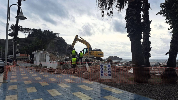 Demolición del chiringuito Calabré. Archivo (AYUNTAMIENTO DE ALMUNÉCAR) Demolición del chiringuito Calabré. Archivo (AYUNTAMIENTO DE ALMUNÉCAR)