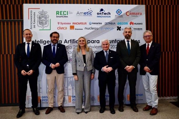 La alcaldesa de Granada, Marifrán Carazo, ha recibido a los participantes en la Jornada de IA para Ayuntamientos con, entre otros, el delegado del Gobierno andaluz en la provincia, Antonio Granados, a su derecha en la imagen (AYUNTAMIENTO) La alcaldesa de Granada, Marifrán Carazo, ha recibido a los participantes en la Jornada de IA para Ayuntamientos con, entre otros, el delegado del Gobierno andaluz en la provincia, Antonio Granados, a su derecha en la imagen (AYUNTAMIENTO)