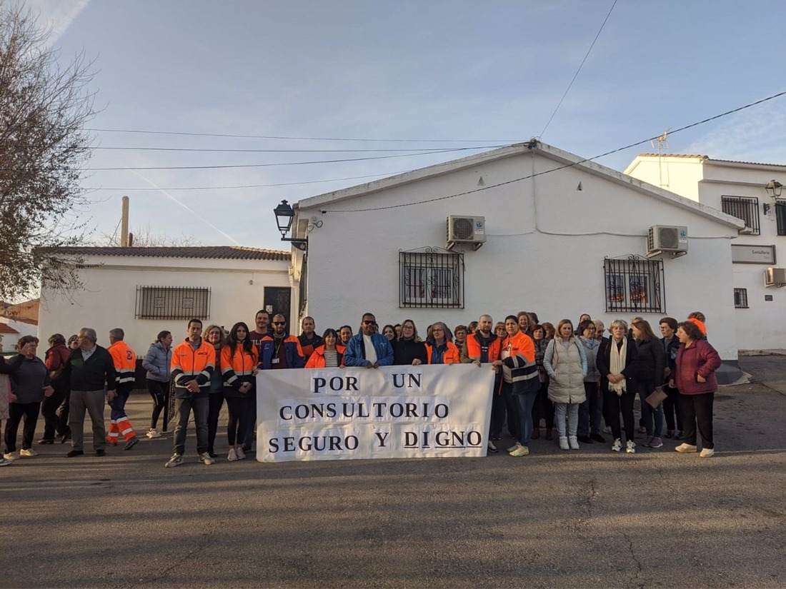 Concentración por el centro de salud de Darro (UGT)