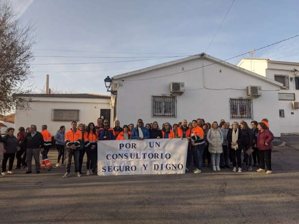 Concentración por el centro de salud de Darro, el pasado viernes (UGT)