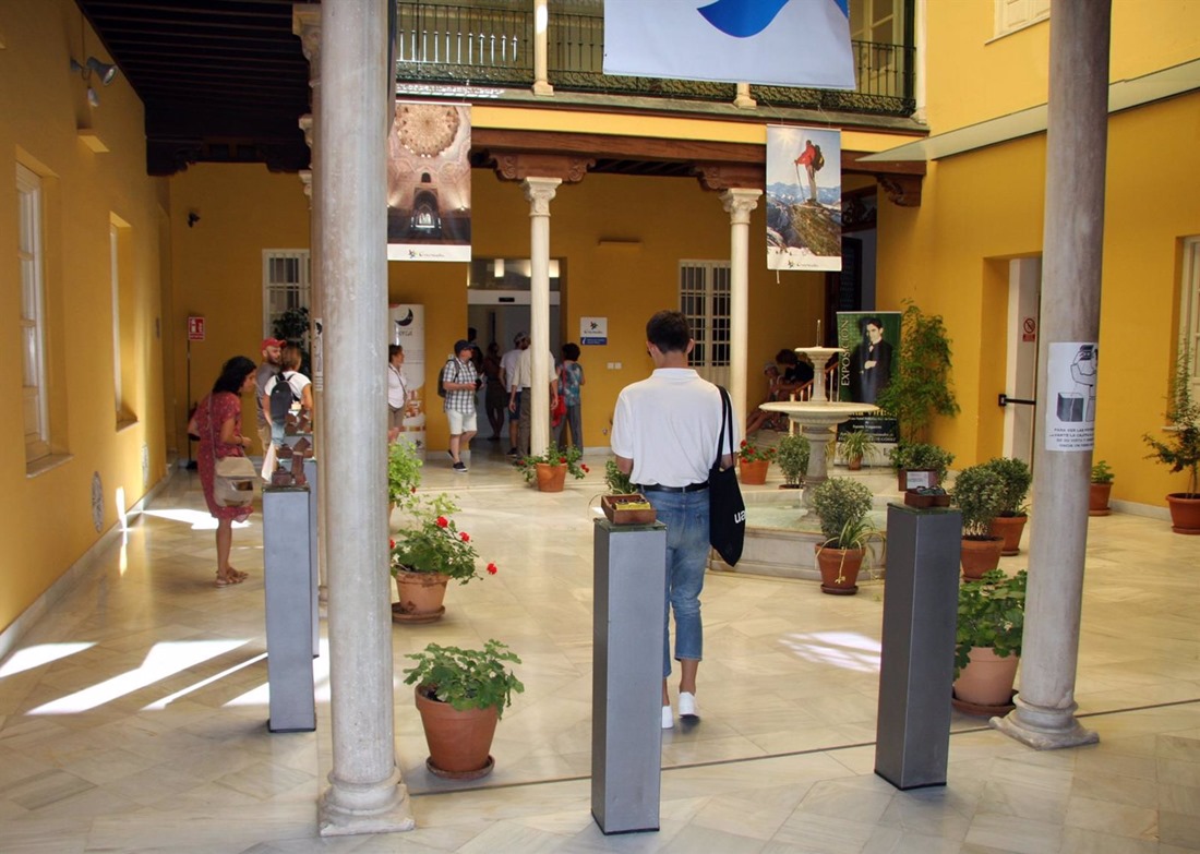 Turistas en el Patronato Provincial de Turismo de Granada, en imagen de archivo (DIPUTACIÓN DE GRANADA)