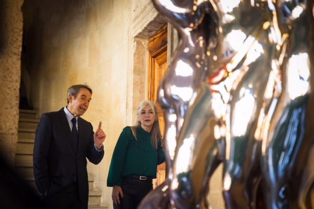 La consejera de Cultura, Patricia del Pozo, atiende las indicaciones del artista Jeff Koons (JUNTA) La consejera de Cultura, Patricia del Pozo, atiende las indicaciones del artista Jeff Koons (JUNTA)