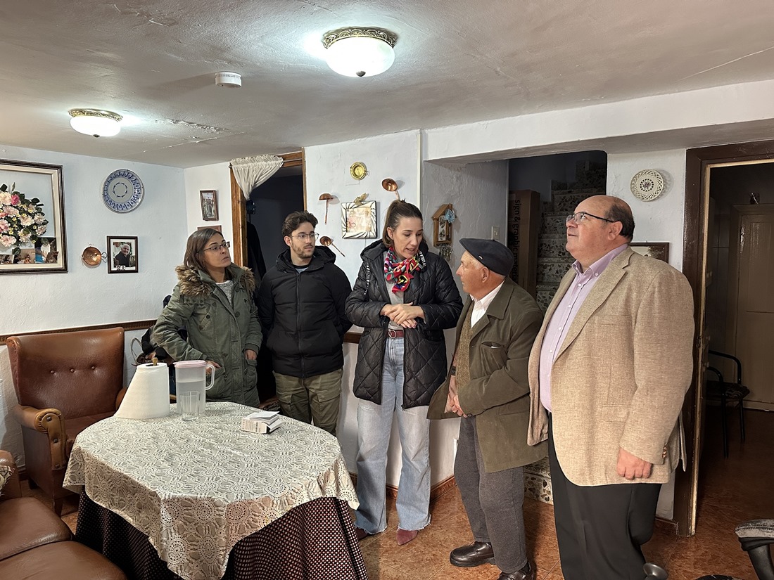 Alcalde y concejales explican a Manuel cómo funciona el detector de humo (AYTO. GUEJAR SIERRA)