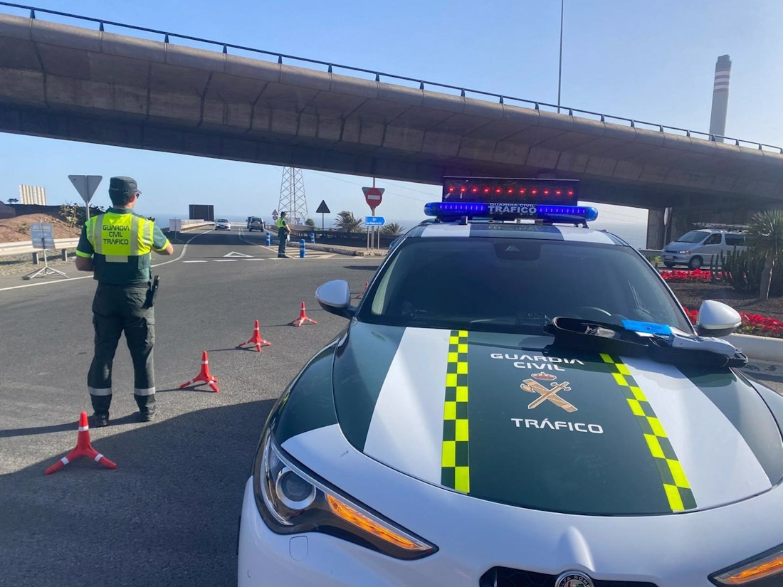 Agentes de la Guardia Civil de Tráfico en un punto de control en imagen de archivo (DELEGACIÓN DEL GOBIERNO EN CANARIAS)