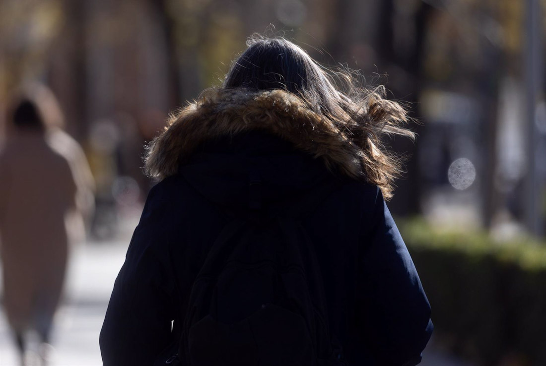 Una mujer abrigada pasea por una ciudad (EDUARDO PARRA - EUROPA PRESS)
