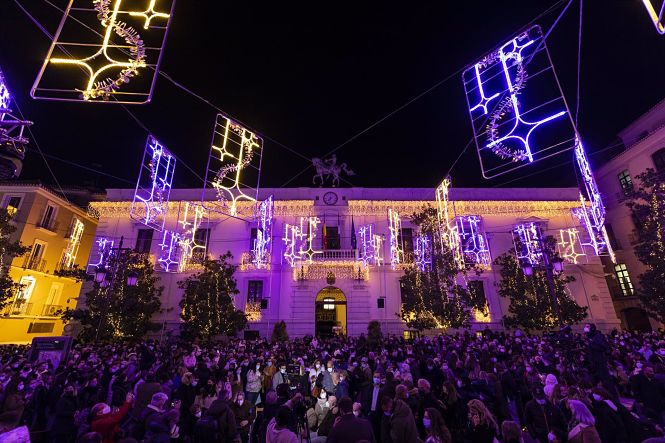 Encendido del alumbrado de Granada (ÁLEX CÁMARA - EUROPA PRESS)