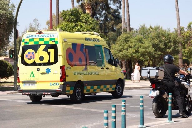 Una ambulancia del 061, en imagen de archivo (ROCÍO RUZ / EUROPA PRESS)