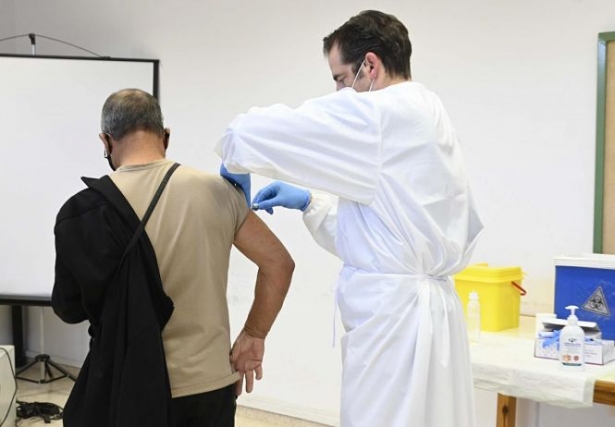 Un sanitario vacuna a un paciente (AYTO. ARMILLA) Un sanitario vacuna a un paciente (AYTO. ARMILLA)