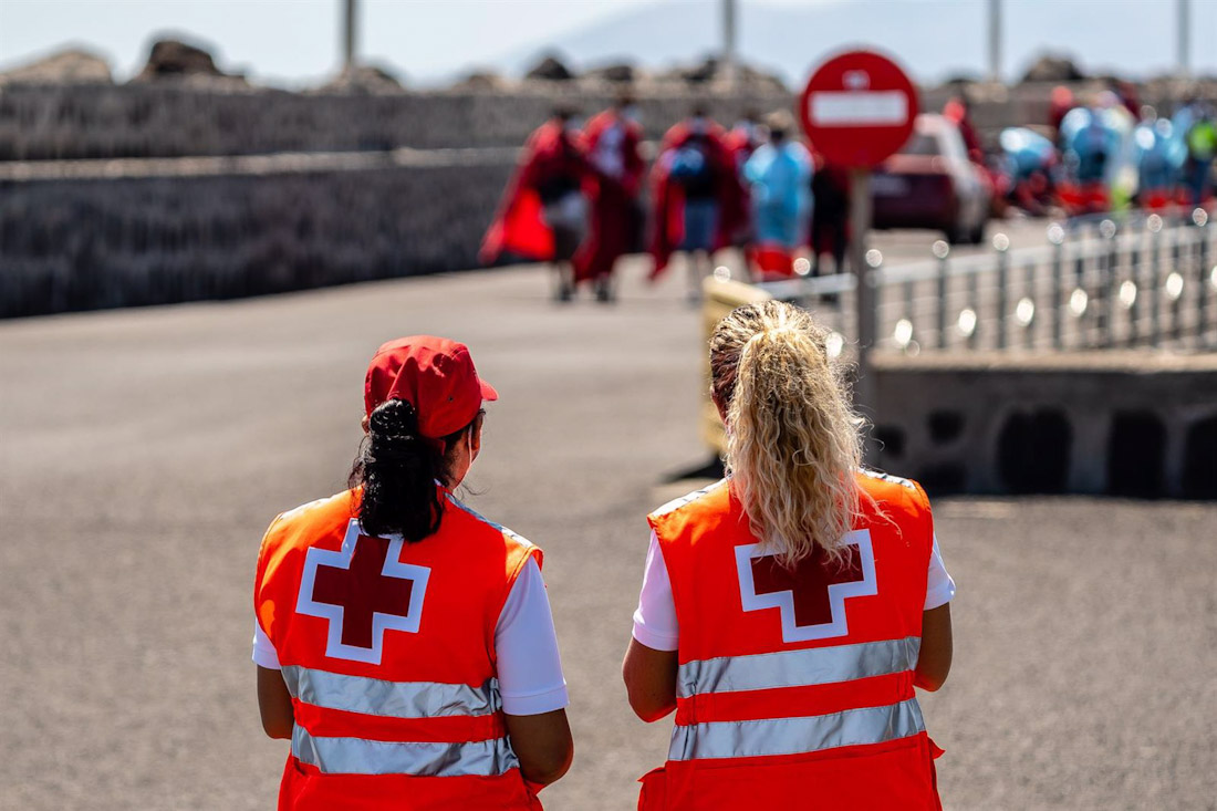 Dos trabajadoras de la Cruz Roja, en imagen de archivo (EUROPA PRESS)