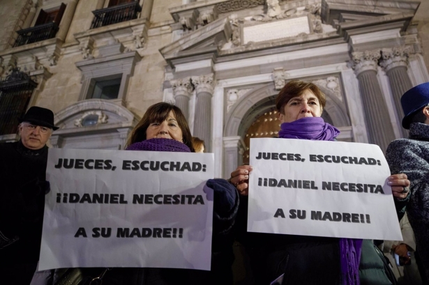 Un grupo de personas en la concentración a favor de Juana Rivas el pasado 14 de enero a las puertas del TSJA (ÁLEX CÁMARA / EUROPA PRESS) Un grupo de personas en la concentración a favor de Juana Rivas el pasado 14 de enero a las puertas del TSJA (ÁLEX CÁMARA / EUROPA PRESS)