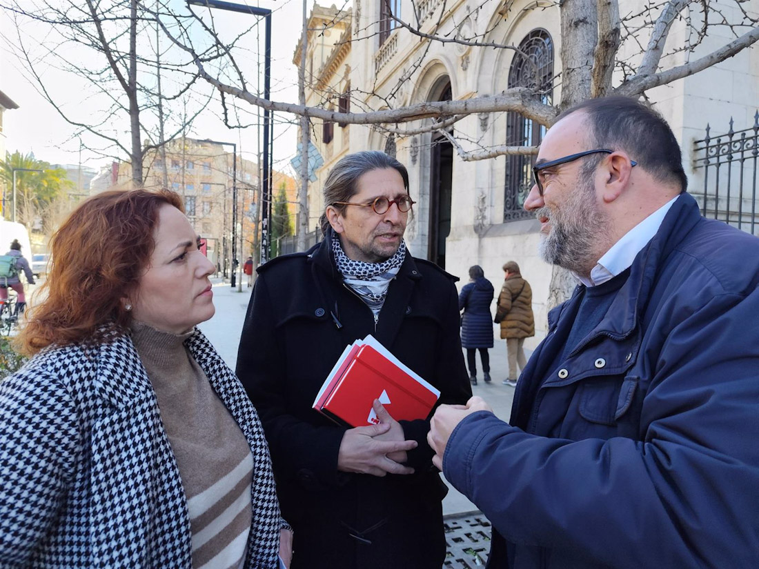 El diputado de IU en el Congreso, Francisco Sierra; la coordinadora y diputada provincial de IU Granada, Mari Carmen Pérez, y el coordinador local de IU Granada, Paco Puentedura (IU)