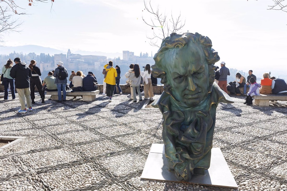 Imágenes de las estatuas y la exposición fotográfica conmemorativa de los Premios Goya en las calles de Granada (ÁLEX CÁMARA / EUROPA PRESS)