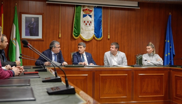 Visita del delegado del Gobierno en Andalucía, Pedro Fernández, a Monachil, flanqueado por el subdelegado del Gobierno, José Antonio Montilla, y el alcalde, José Morales, de izquierda a derecha en la imagen (DELEGACIÓN DEL GOBIERNO EN ANDALUCÍA) Visita del delegado del Gobierno en Andalucía, Pedro Fernández, a Monachil, flanqueado por el subdelegado del Gobierno, José Antonio Montilla, y el alcalde, José Morales, de izquierda a derecha en la imagen (DELEGACIÓN DEL GOBIERNO EN ANDALUCÍA)