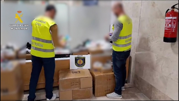 Imagen de Guardia Civil interviniendo productos falsificados de marcas conocidas (GUARDIA CIVIL GRANADA)