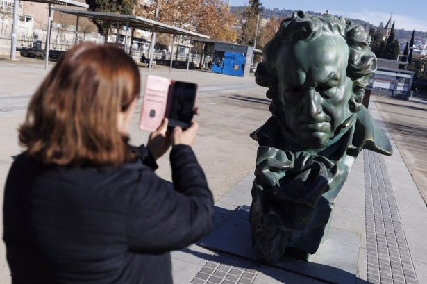 Imágenes de las estatuas y la exposición fotográfica conmemorativa de los Premios Goya en las calles de Granada (ÁLEX CÁMARA - EUROPA PRESS)