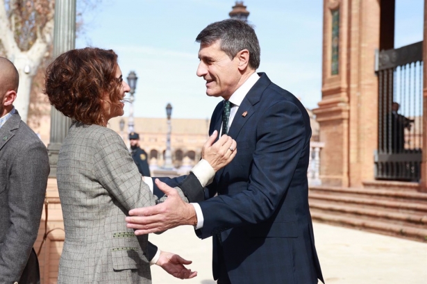 El delegado del Gobierno en Andalucía, Pedro Fernández, saluda a la vicepresidenta primera del Gobierno y ministra de Hacienda, María Jesús Montero, en imagen de archivo (ROCÍO RUIZ / EUROPA PRESS) El delegado del Gobierno en Andalucía, Pedro Fernández, saluda a la vicepresidenta primera del Gobierno y ministra de Hacienda, María Jesús Montero, en imagen de archivo (ROCÍO RUIZ / EUROPA PRESS)
