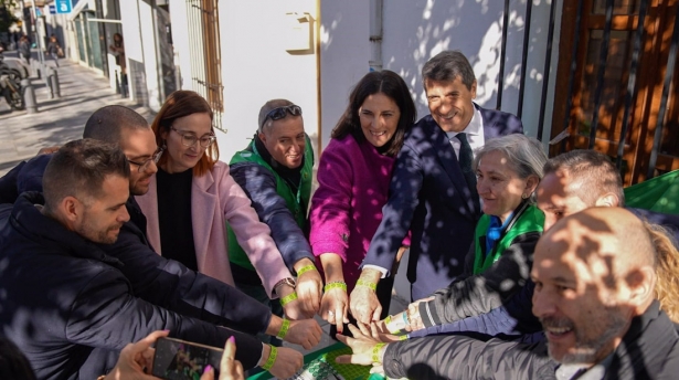 El delegado del Gobierno en Andalucía, Pedro Fernández, ha visitado Atarfe con su alcaldesa, Yolanda Fernández, ambos en el centro en la imagen (DELEGACIÓN DEL GOBIERNO) El delegado del Gobierno en Andalucía, Pedro Fernández, ha visitado Atarfe con su alcaldesa, Yolanda Fernández, ambos en el centro en la imagen (DELEGACIÓN DEL GOBIERNO)