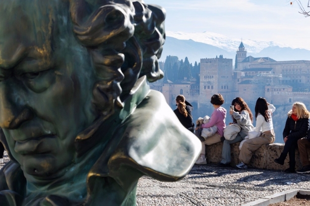 Reproducción a tamaño estatua de uno de los cabezones que se entregarán en los Goya, en el Mirador de San Nicolás, cuando fueron instalados en enero (ÁLEX CÁMARA-EUROPA PRESS)