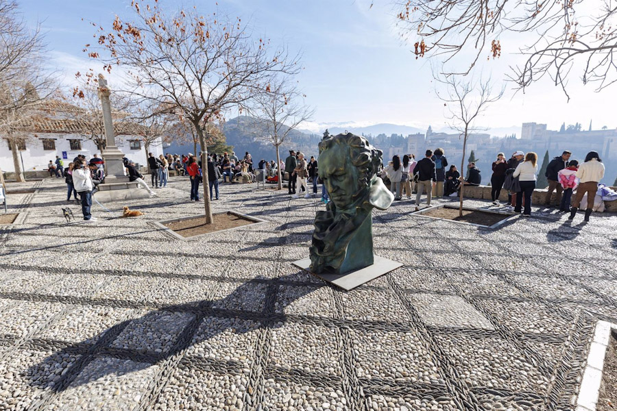 Imágenes de las estatuas y la exposición fotográfica conmemorativa de los Premios Goya en las calles de Granada (ÁLEX CÁMARA/EUROPA PRESS)