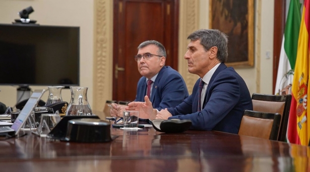 El delegado del Gobierno en Andalucía, Pedro Fernández, en primer término, y el subdelegado del Gobierno en Granada, José Antonio Montilla, en una imagen reciente (DELEGACIÓN DEL GOBIERNO EN ANDALUCÍA)