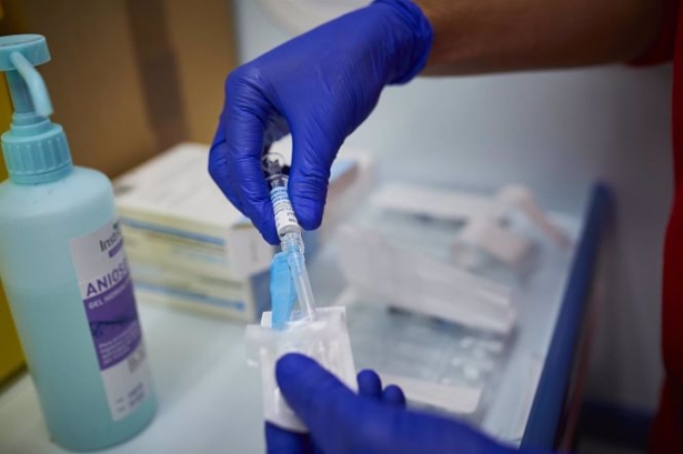 Un sanitario de Cruz Roja se prepara para administrar la vacuna contra la gripe en un punto de vacunación (JESÚS HELLÍN - EUROPA PRESS) Un sanitario de Cruz Roja se prepara para administrar la vacuna contra la gripe en un punto de vacunación (JESÚS HELLÍN - EUROPA PRESS)