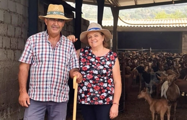 Conchi y Cantino, en el cortijo de Zafarraya del que pueden ser desahuciados (JUSTICIA PARA LA CONCHI Y CANTINO) Conchi y Cantino, en el cortijo de Zafarraya del que pueden ser desahuciados (JUSTICIA PARA LA CONCHI Y CANTINO)