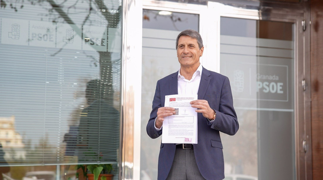 Pedro Fernández, este lunes ante la sede del PSOE de Granada (PRECANDIDATURA PEDRO FERNÁNDEZ)