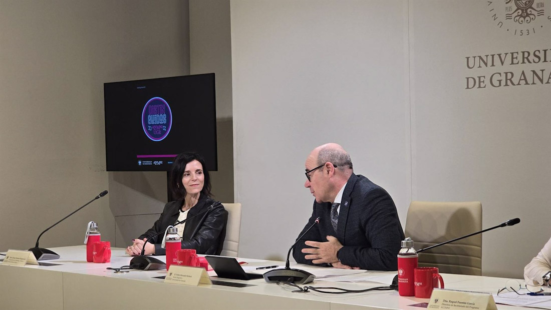 Carmen Nestares, con el rector de la UGR, Pedro Mercado, en imagen de archivo en la presentación de la segunda entrega del ciclo `Distinguido/as Alumni` (PERFIL DE LA UGR EN LA RED SOCIAL `X`)