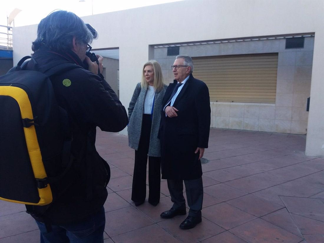 María José López, a las puertas del edificio judicial de Caleta cuando fue a declarar en 2020 (EUROPA PRESS)